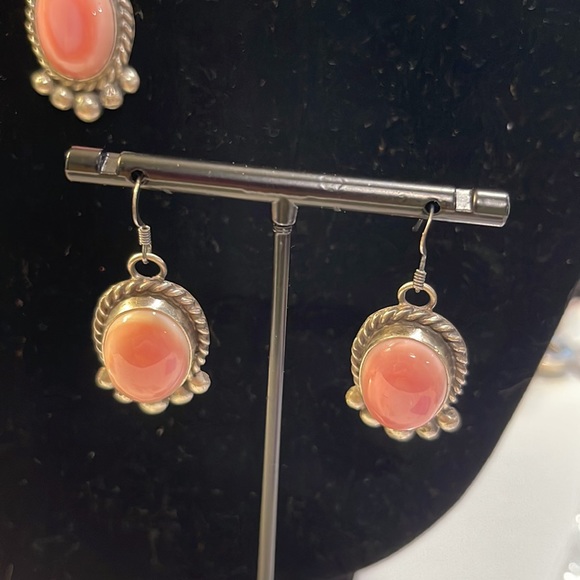 Native pink conch lariat necklace and earrings, signed by SE(Sam Edsity) - Picture 2 of 5